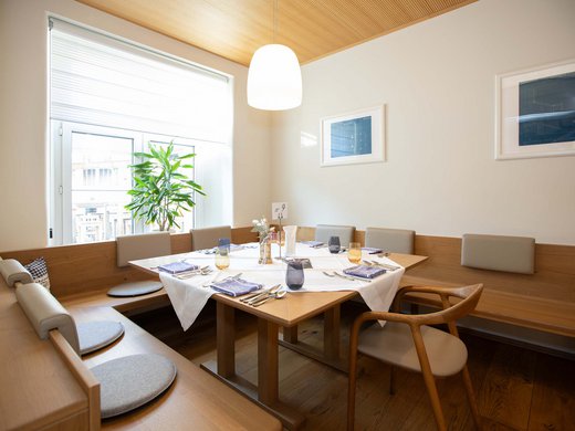 Böhlerstern: das Hotel in Kapfenberg für Seminare und Veranstaltungen Gemütliche Eckbank mit Holztisch und gedecktem Tisch in hellem Raum