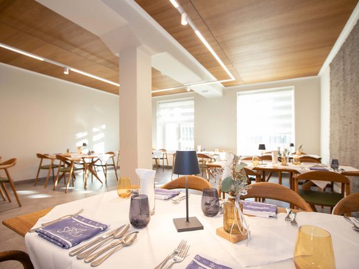 Böhlerstern: das Hotel in Kapfenberg für Seminare und Veranstaltungen Heller, moderner Speiseraum mit eingedeckten Tischen und Holzstühlen