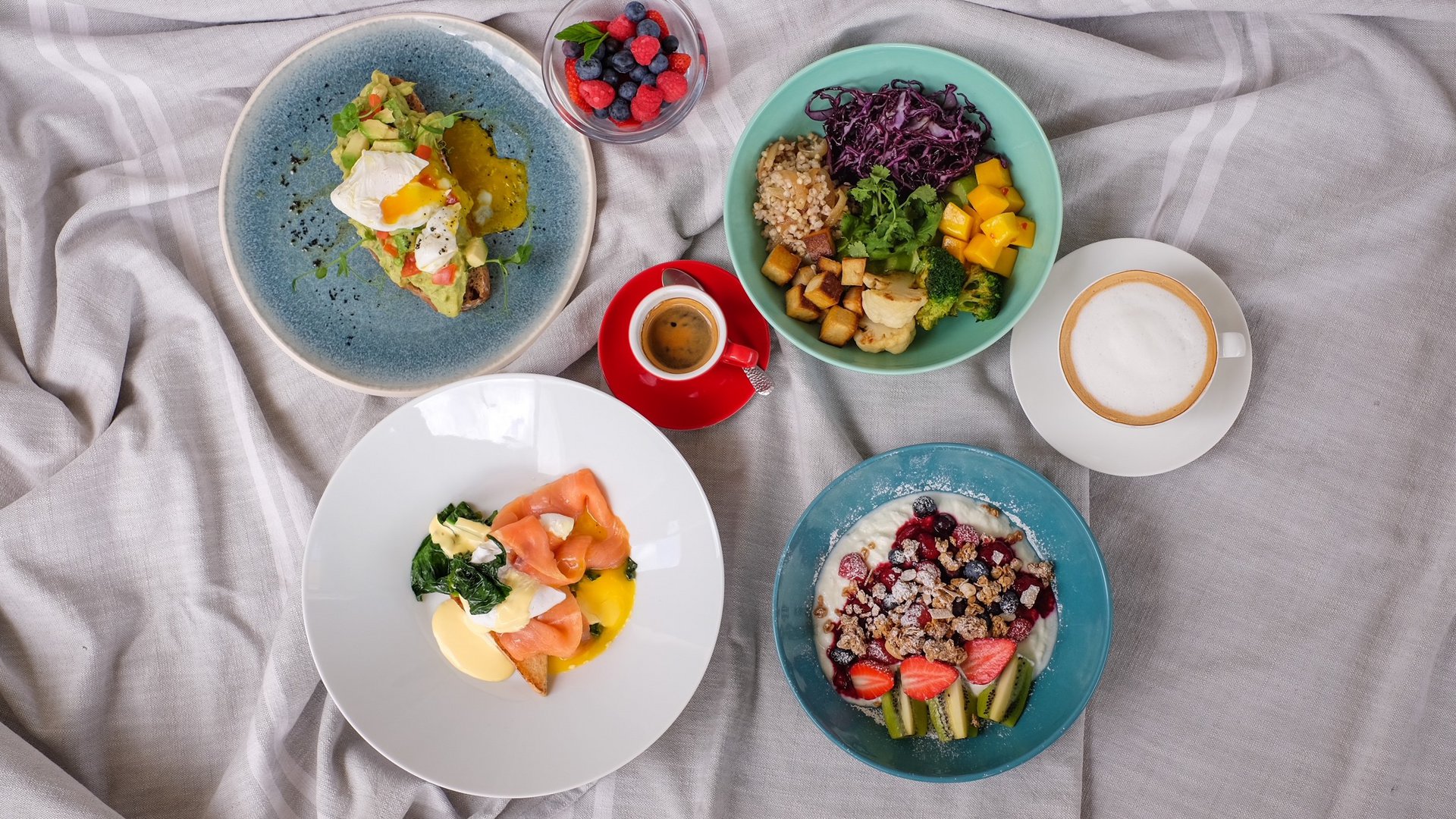 Böhlerstern: das Hotel in Kapfenberg für Seminare und Veranstaltungen Verschiedene Frühstücksgerichte mit Obst, Ei, Kaffee und Joghurt auf grauem Tuch