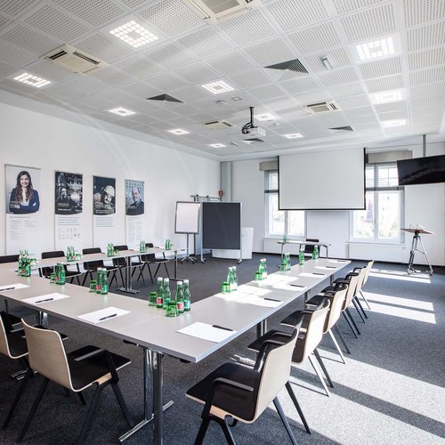 Böhlerstern: das Hotel in Kapfenberg für Seminare und Veranstaltungen Heller moderner Konferenzraum in U-Form mit Wasserflaschen und Notizblöcken