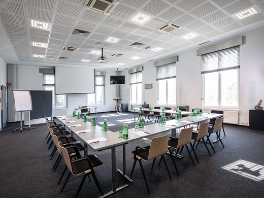 Böhlerstern: das Hotel in Kapfenberg für Seminare und Veranstaltungen Großer Konferenzraum mit Tischen in U-Form, Stühlen, Wasserflaschen und Schreibmaterial