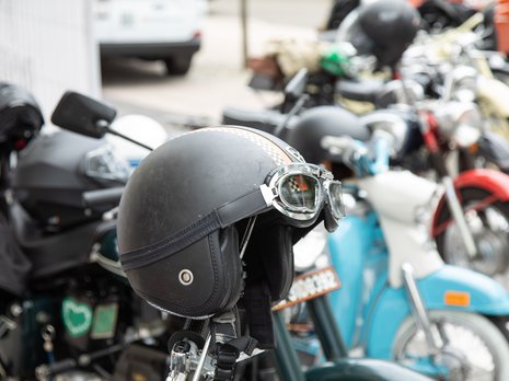 Böhlerstern: das Hotel in Kapfenberg für Seminare und Veranstaltungen Schwarzer Motorradhelm mit Schutzbrille an geparktem Motorrad