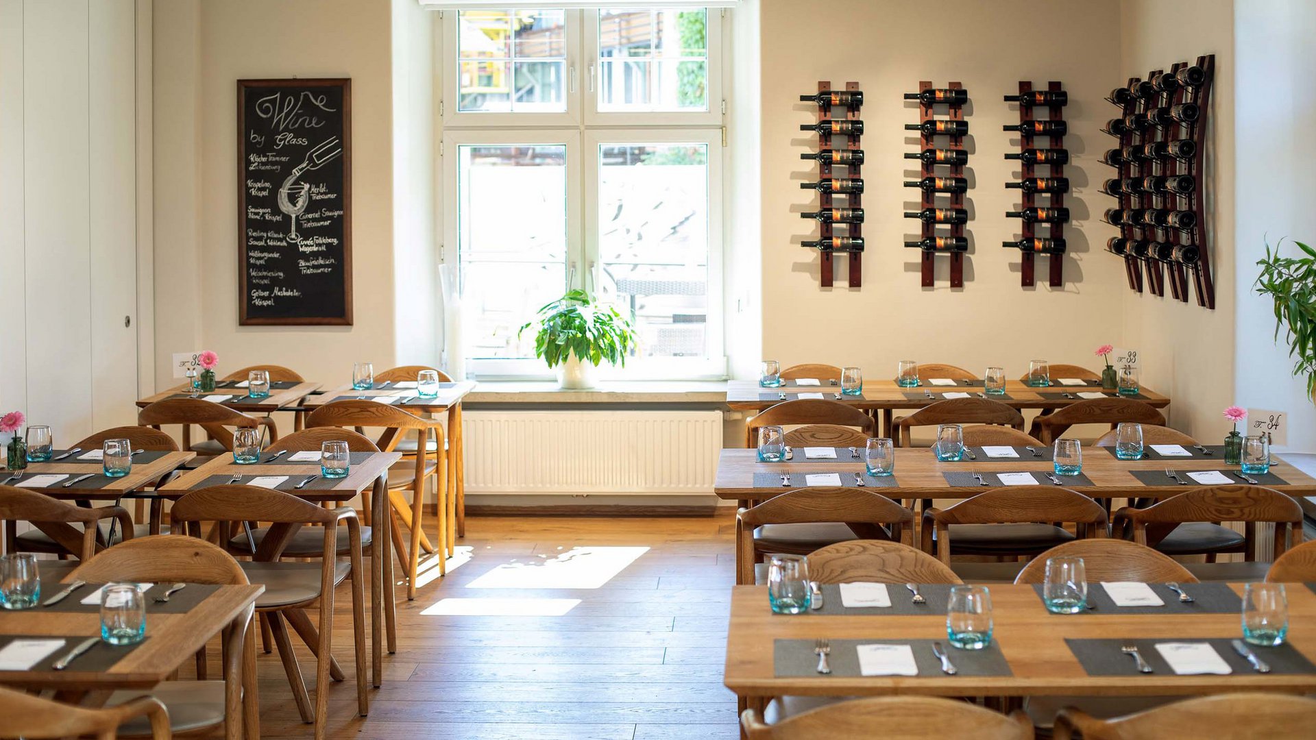 Böhlerstern: das Hotel in Kapfenberg für Seminare und Veranstaltungen Hell eingerichtetes Restaurant mit Weinregalen und gedeckten Holztischen