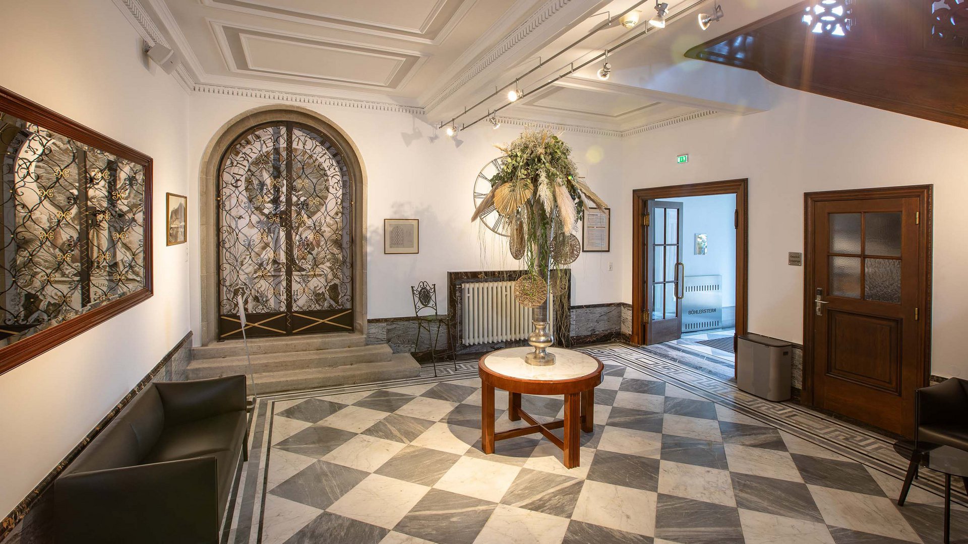 Böhlerstern: das Hotel in Kapfenberg für Seminare und Veranstaltungen Eleganter Innenraum mit Marmorboden, runder Tisch und Blumendekoration