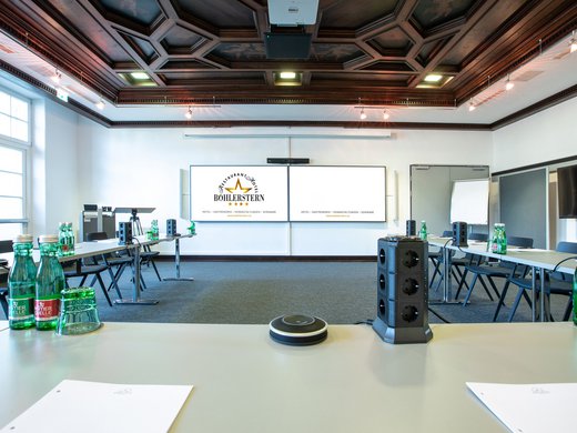 Böhlerstern: das Hotel in Kapfenberg für Seminare und Veranstaltungen Konferenzraum mit U-förmiger Tischanordnung und Projektorbildschirm
