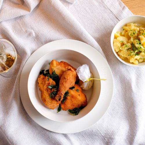 Böhlerstern: das Hotel in Kapfenberg für Seminare und Veranstaltungen Gebratenes Hähnchen auf rundem Teller mit Kartoffelsalat