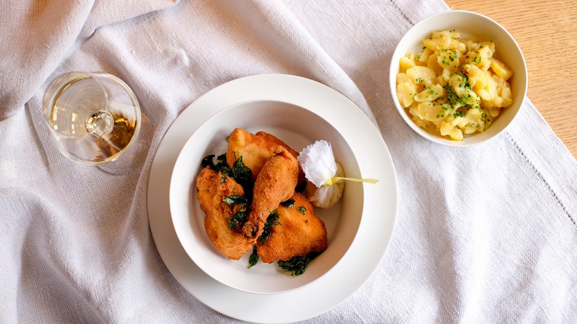 Böhlerstern: das Hotel in Kapfenberg für Seminare und Veranstaltungen Gebratenes Hähnchen mit Spinat und Kartoffelsalat, serviert mit Weißwein