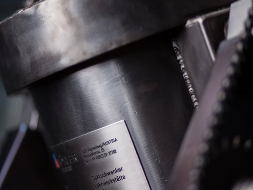 Hotel Böhlerstern: your conference hotel in Styria Close-up of metallic device holding a champagne bottle with German label