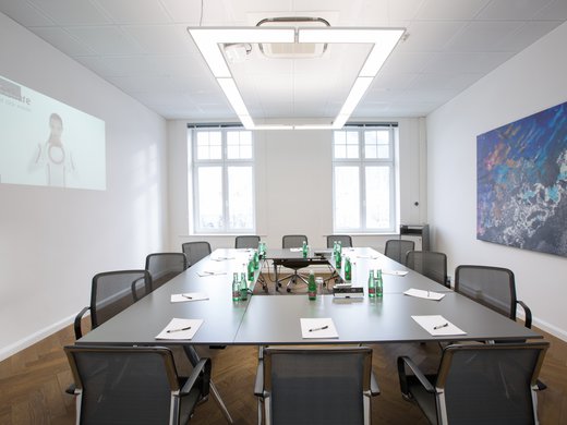 Böhlerstern: das Hotel in Kapfenberg für Seminare und Veranstaltungen Moderner Konferenzraum mit U-förmigem Tisch, Stühlen und Wasserflaschen