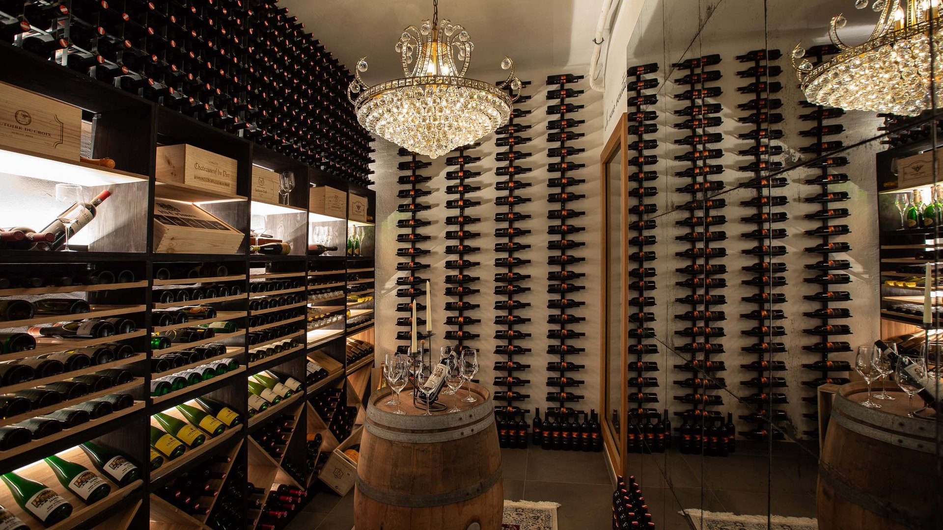 Böhlerstern: das Hotel in Kapfenberg für Seminare und Veranstaltungen Weinkeller mit Holzregalen, Weinfässern und Kronleuchterbeleuchtung