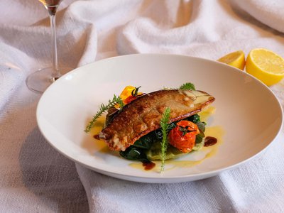 Böhlerstern: das Hotel in Kapfenberg für Seminare und Veranstaltungen Gebratenes Fischfilet mit Spinat, Tomaten und Weißwein im Glas