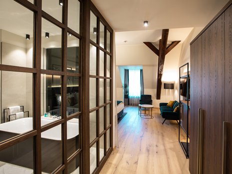 Böhlerstern: das Hotel in Kapfenberg für Seminare und Veranstaltungen Modernes Hotelzimmer mit freistehender Badewanne und Sitzbereich mit Sofa